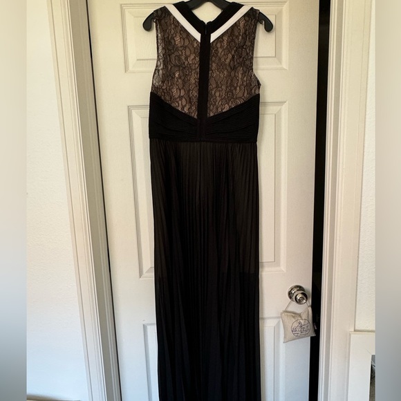 BCBGMaxAzria Contrast Caia Gown. Size 10. - Picture 6 of 10